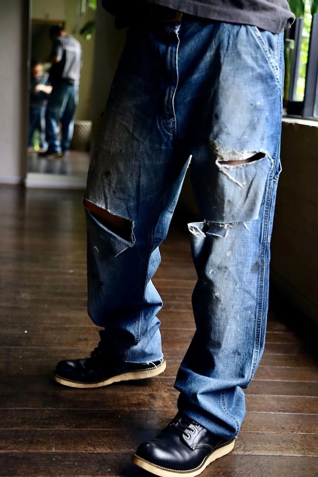 SAINT Mxxxxxx SAINT_DENIM PANTS/PAINTER /BLUE Logging trousers with knife-cut holes and splashed ink. Patch jeans. Blue S-XL. All accessories are molded and customized. Super heavy work. Washed and distressed. Knife-cut holes. Artificial splashed ink graffiti. Authentic version. Loose and stylish.